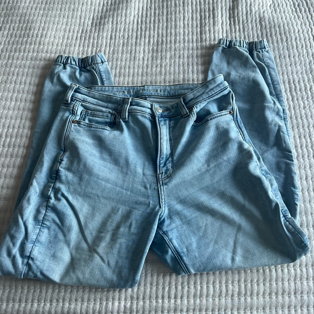 american eagle | size 10 light-wash mom joggers